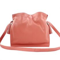 スゴイ人気美品 ロエベコピー バッグはデザインはシンプルで簡単ではありません，手に持つと少女感がいっぱいです