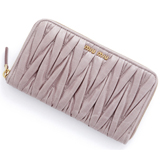 スゴイ人気美品 ミュウミュウ コピー 財布はとても可愛いラウンドファスナーの長い財布です