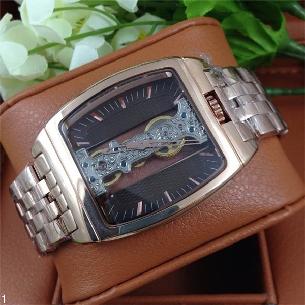 人気、好み、持っているコルム ゴールデンブリッジ コピー腕時計はいつもキレイだ！今季流行