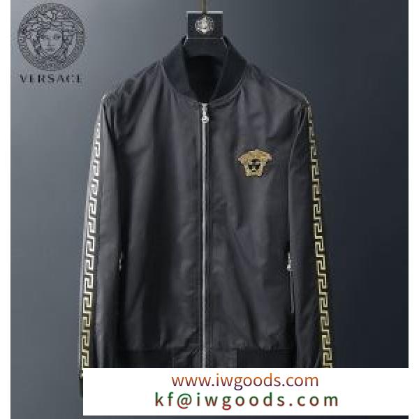 VERSACE ジャケット 限定 ゆるっとしたコーデを品良く メンズ ヴェルサーチ コピー ブラック ホワイト ロゴ入り 品質保証 iwgoods.com bia0bm