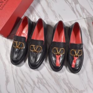 値引きセール新作　ヴァレンティノ靴コピー　ロゴ付き　VALENTINOスーパーコピーローファー　最安価格新品　セレブな雰囲気をプラス iwgoods.com SLzCOf-3
