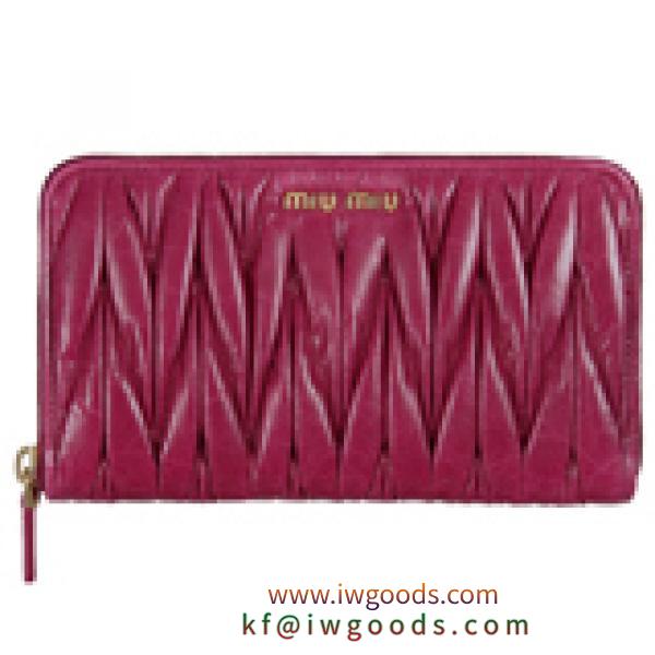 美品 注目作 美しさ ミュウミュウ 財布は独特のファスナーデザインは丈夫で高級感のある素材で作られています