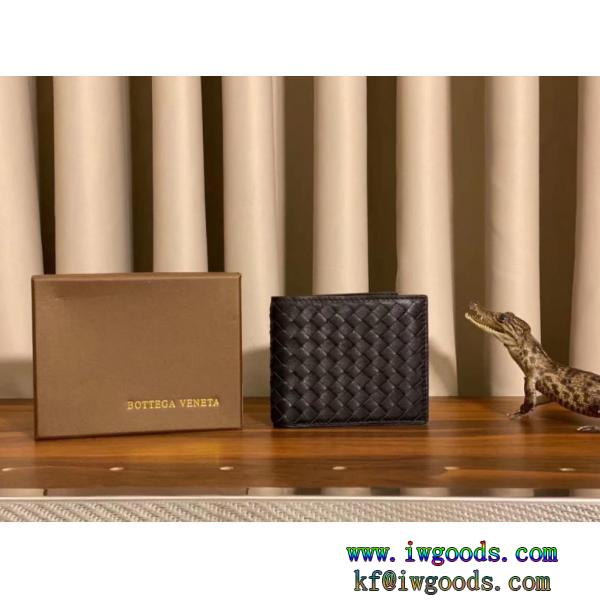 ボッテガ ヴェネタ今季は色を使った注目新品洗練されたおしゃれ感を持つ財布偽物 ブランド