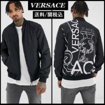 【VERSACE ブランド 偽物 通販】Jeans バック ロゴ プリント ボンバージャケット ♪ iwgoods.com:44u1u3-1